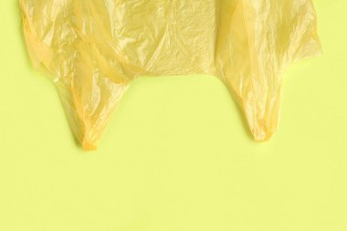 Yeşil arkaplanda sarı çöp torbası