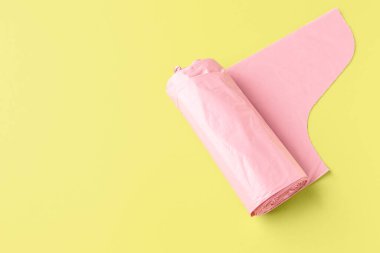 Yeşil arka planda pembe çöp torbaları