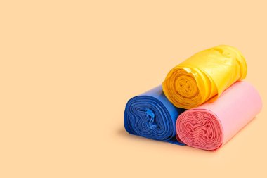 Bej arka planda farklı çöp torbaları