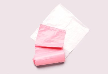 Gri arkaplanda farklı çöp torbaları