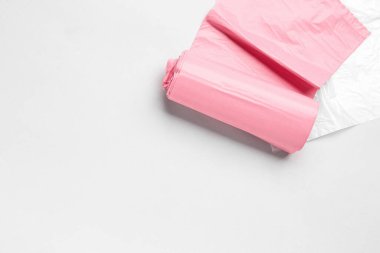 Gri arkaplanda farklı çöp torbaları