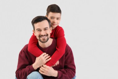 Hafif arka planda babasının ve küçük oğlunun portresi.