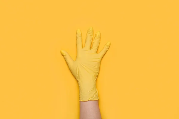 黄色の背景の医療手袋の女性 — ストック写真