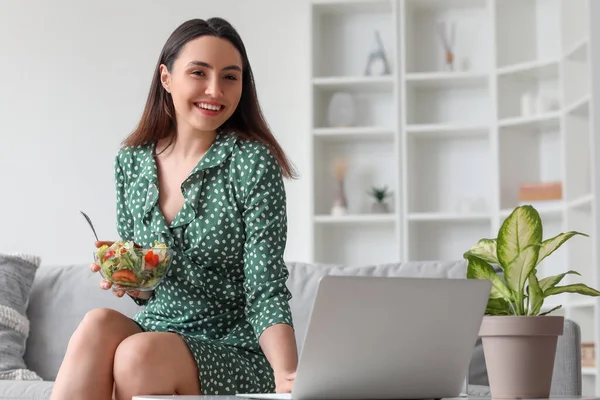 Young Woman Bowl Vegetable Salad Using Laptop Home — Stock Photo, Image
