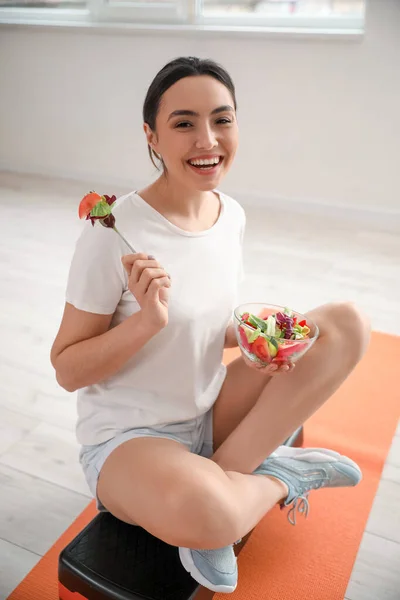 Sportliche Junge Frau Isst Gemüsesalat Fitnessstudio — Stockfoto