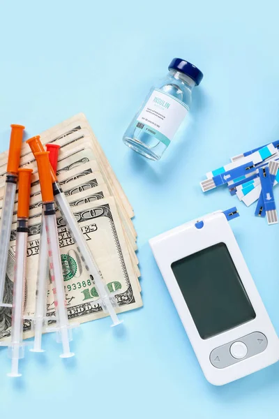 Insulina Con Glucosímetro Bolígrafos Lancet Jeringas Dinero Sobre Fondo Azul — Foto de Stock