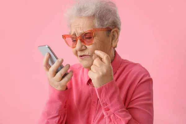 Старшая Женщина Мобильным Телефоном Розовом Фоне Крупный План — стоковое фото