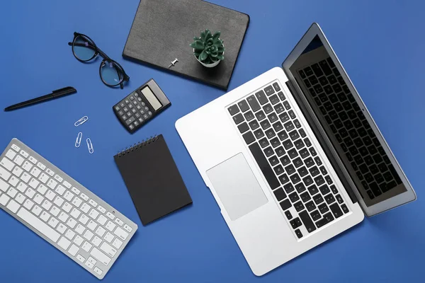 Komposition Mit Laptop Brille Und Taschenrechner Auf Blauem Hintergrund — Stockfoto