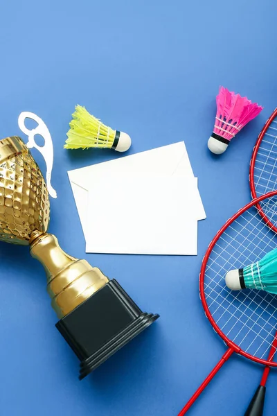 Blanko Karte Mit Goldpokal Und Badminton Ausrüstung Auf Blauem Hintergrund — Stockfoto