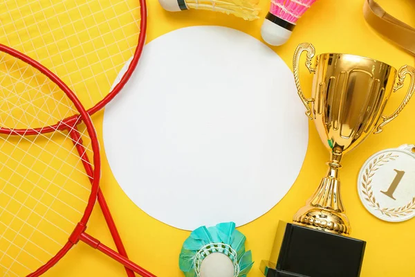 Blanko Karte Mit Goldpokal Badmintonausrüstung Und Platz Auf Gelbem Hintergrund — Stockfoto