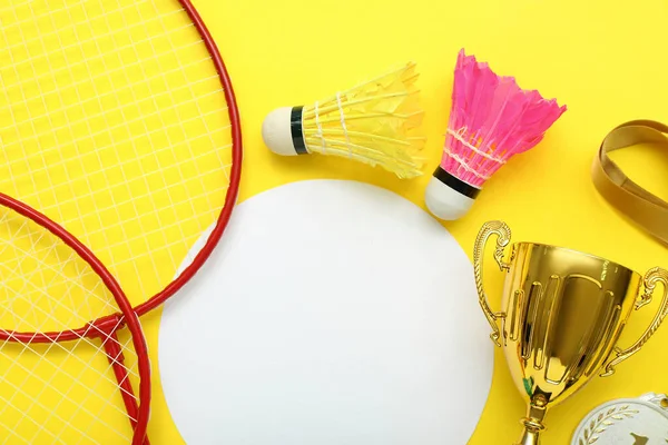 Blanko Karte Mit Goldpokal Und Badminton Ausrüstung Auf Gelbem Hintergrund — Stockfoto