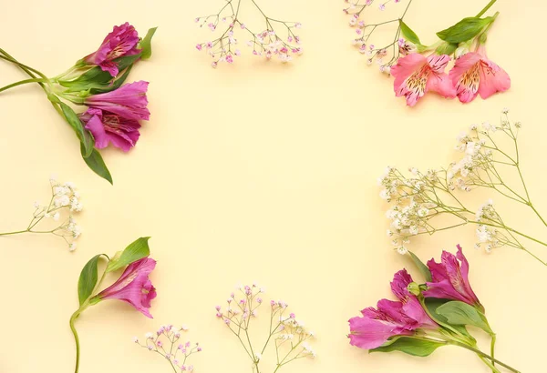Frame Gemaakt Van Alstroemeria Gips Bloemen Gele Achtergrond — Stockfoto