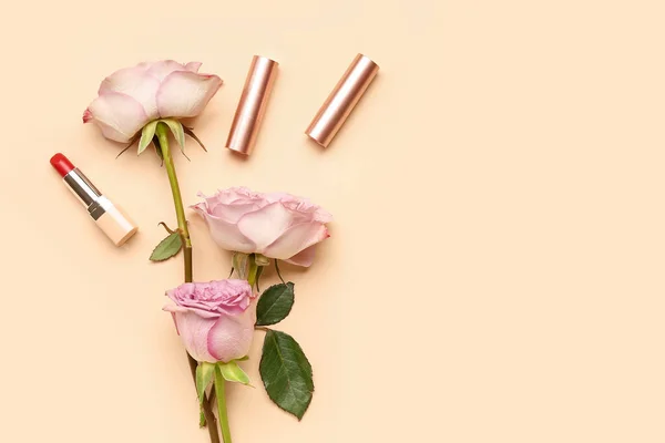 Lippenstifte Mit Rosen Auf Beigem Hintergrund — Stockfoto