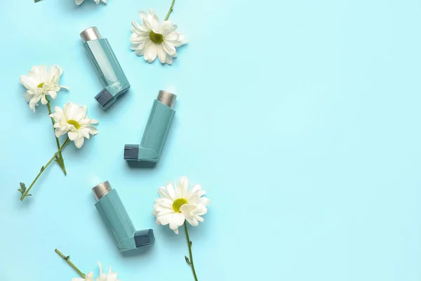 Inhalateurs Asthme Avec Des Fleurs Marguerite Sur Fond Bleu — Photo