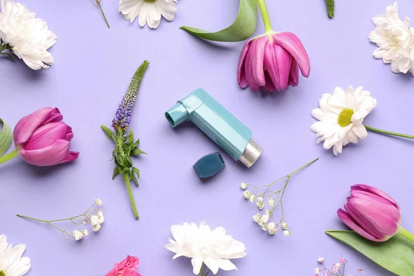 Inhalateur Asthme Avec Des Fleurs Sur Fond Lilas — Photo