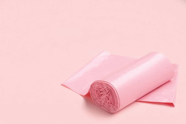 Roll Szemeteszsák Rózsaszín Háttér — Stock Fotó