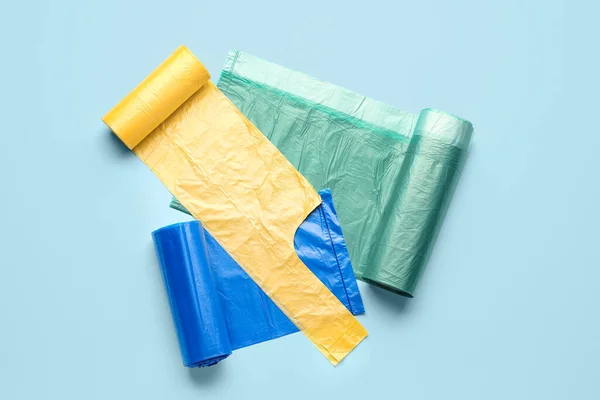 Rolos Diferentes Sacos Lixo Fundo Azul — Fotografia de Stock