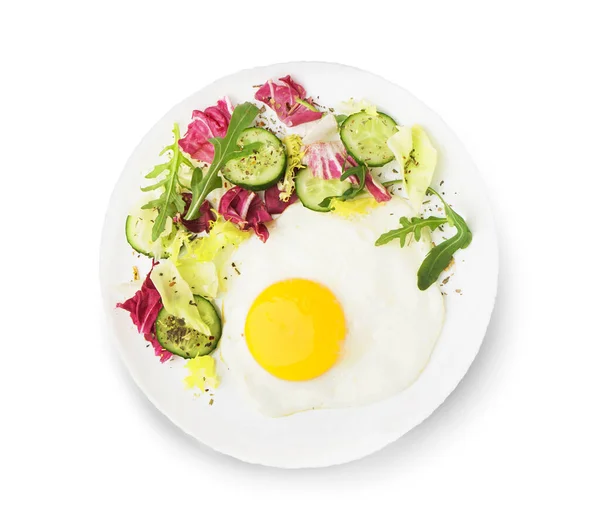 Πιάτο Νόστιμο Τηγανητό Αυγό Και Σαλάτα Λευκό Φόντο — Φωτογραφία Αρχείου