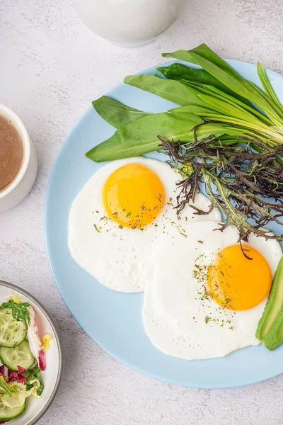 Plato Con Sabrosos Huevos Fritos Café Verduras Sobre Una Mesa — Foto de Stock