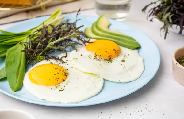 Plato Con Sabrosos Huevos Fritos Verduras Sobre Una Mesa Ligera — Foto de Stock