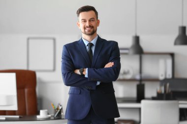 Ofiste çalışan yakışıklı iş adamı.