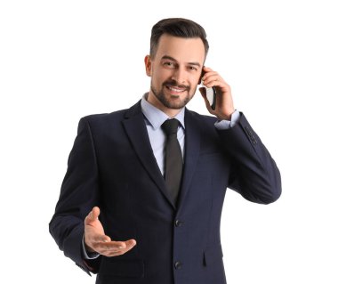Yakışıklı işadamı cep telefonu tarafından beyaz arka plan üzerinde konuşurken