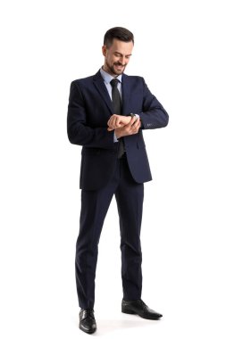 Yakışıklı iş adamı beyaz arkaplanda ukala bakışlar atıyor.