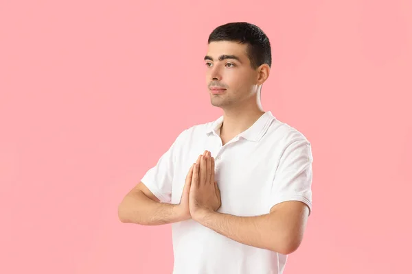 Молодой Парень Медитирует Розовом Фоне — стоковое фото