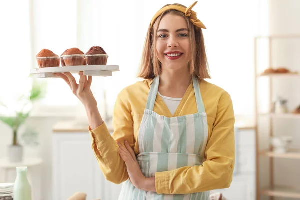 Γυναικείος Φούρναρης Δίσκο Νόστιμα Cupcakes Στην Κουζίνα — Φωτογραφία Αρχείου