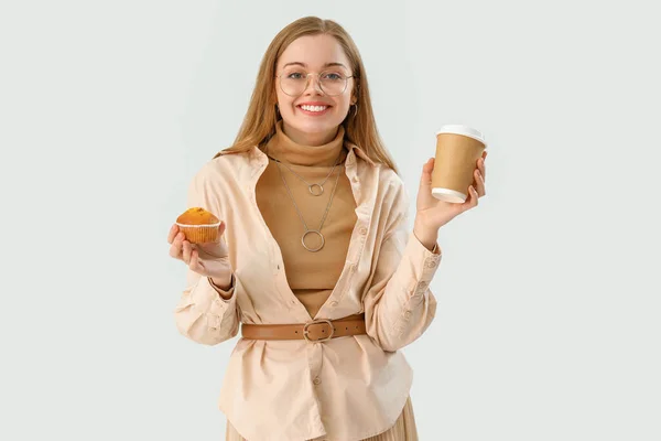 Νεαρή Γυναίκα Νόστιμο Cupcake Και Καφέ Στο Φως Φόντο — Φωτογραφία Αρχείου