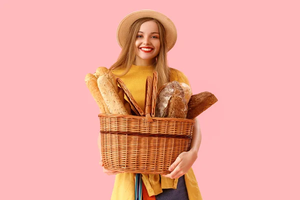 Νεαρή Γυναίκα Καπέλο Καλάθι Φρέσκο Ψωμί Ροζ Φόντο — Φωτογραφία Αρχείου