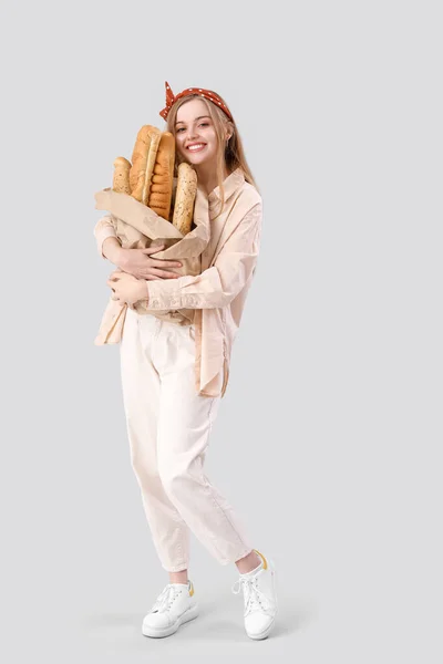 Mujer Joven Con Baguettes Frescas Sobre Fondo Gris —  Fotos de Stock