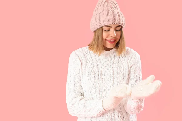 Frozen Young Woman Winter Clothes Pink Background — Stock fotografie