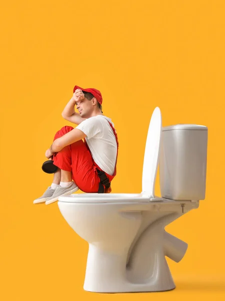Jonge Loodgieter Met Plunjer Toiletpot Gele Achtergrond — Stockfoto
