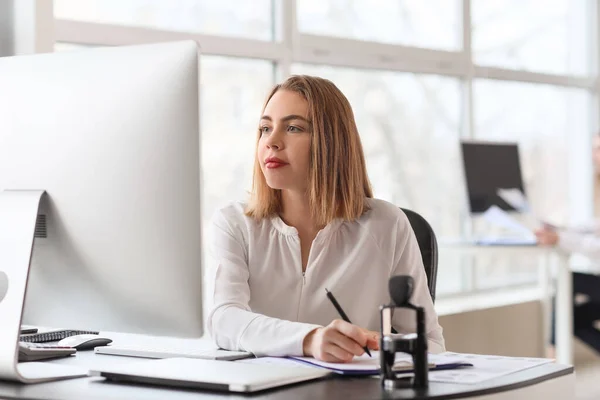 Female Accountant Working Table Office — Stock Photo, Image