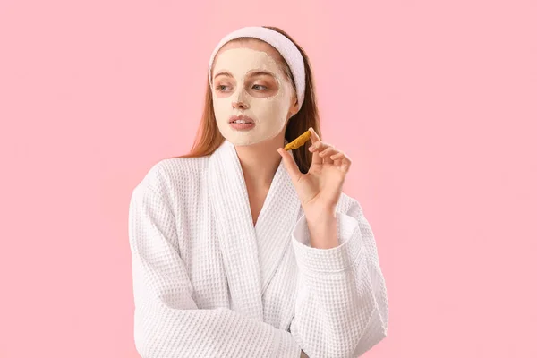 Mujer Joven Con Máscara Cúrcuma Aplicada Raíz Sobre Fondo Rosa —  Fotos de Stock