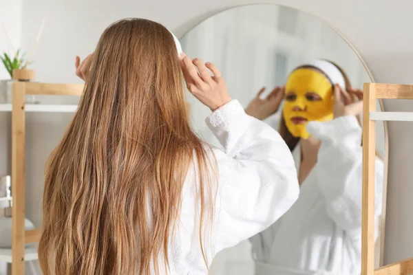 Jovem Mulher Com Máscara Açafrão Perto Espelho Banheiro — Fotografia de Stock
