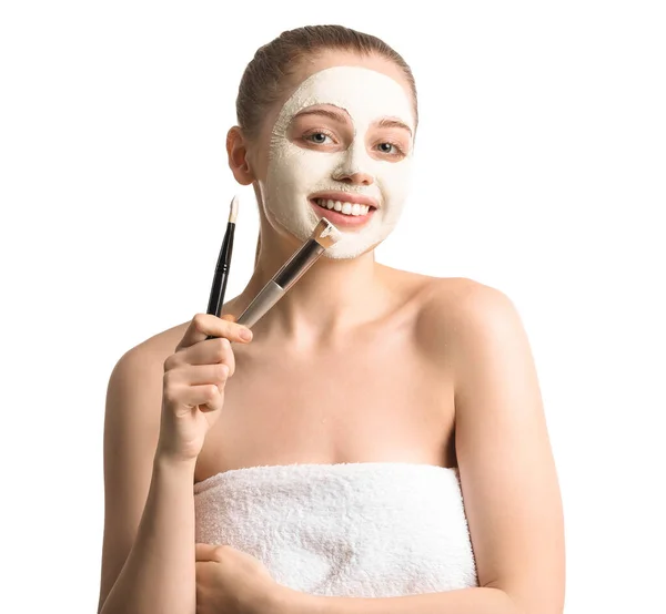 Mujer Joven Con Máscara Cúrcuma Aplicada Cepillos Sobre Fondo Blanco — Foto de Stock