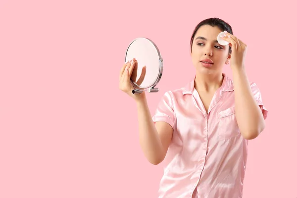 Mujer Joven Con Espejo Quitando Maquillaje Sobre Fondo Rosa — Foto de Stock