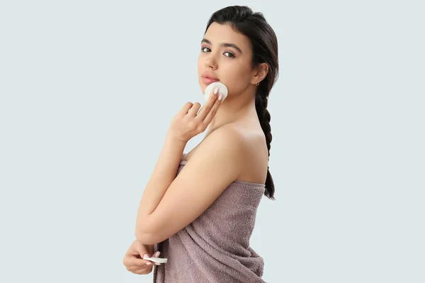 Young Woman Removing Makeup Cotton Pad Light Background — Stock Photo, Image