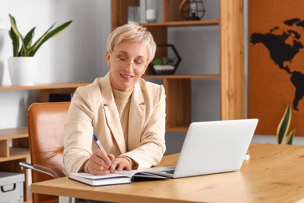 Mature Businesswoman Writing Table Office — Stockfoto