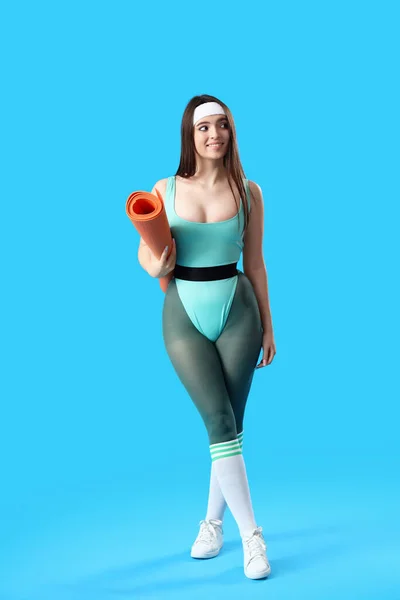 Sportig Ung Kvinna Med Yogamatta Blå Bakgrund — Stockfoto