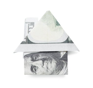 Origami evi beyaz arka planda dolar banknotlarından yapılmıştır.