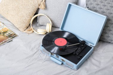 Plak çalar, vinil disk ve kulaklıkla odada.