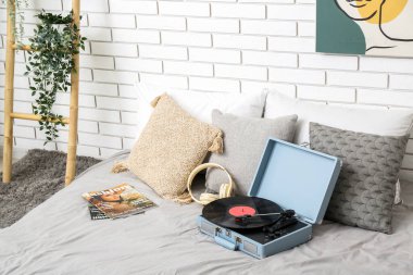 Plak çalar, vinil disk ve kulaklıkla odada.