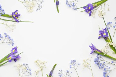 Beyaz arkaplanda güzel çiçeklerden yapılmış çerçeve