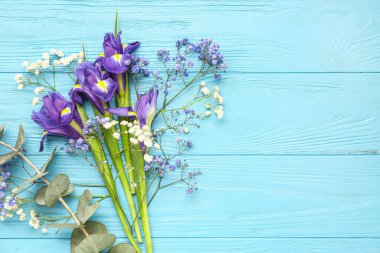 Mavi ahşap arka planda okaliptüs dallı güzel çiçekler