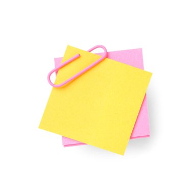 Beyaz arkaplanda ataç bulunan pembe ve sarı yapışkan notlar.