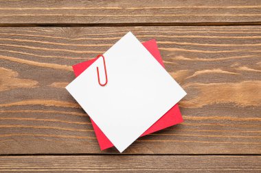 Ahşap zemin üzerinde ataç olan yapışkan notlar