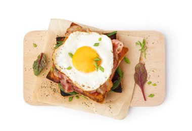 Beyaz arka planda kızarmış yumurta ve pastırmalı lezzetli sandviç.